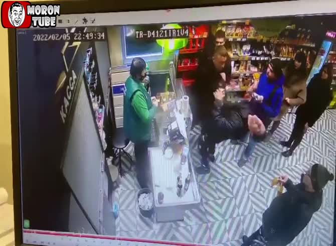 Video :In a store, he is struck unconscious by a single blow